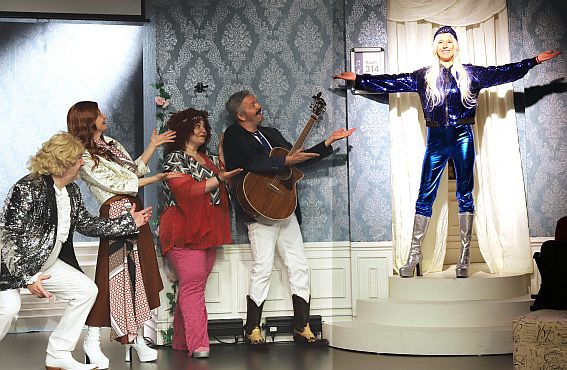 S.O.S. im Paradies - Ensemble beim Auftritt als