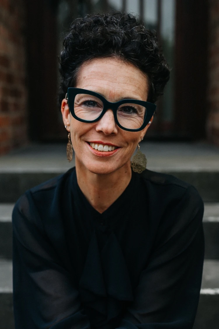 Anna Sophia Baumgart trägt eine schwarze Brille und lächelt freundlich in die Kanmera (Portaitfoto). | © privat