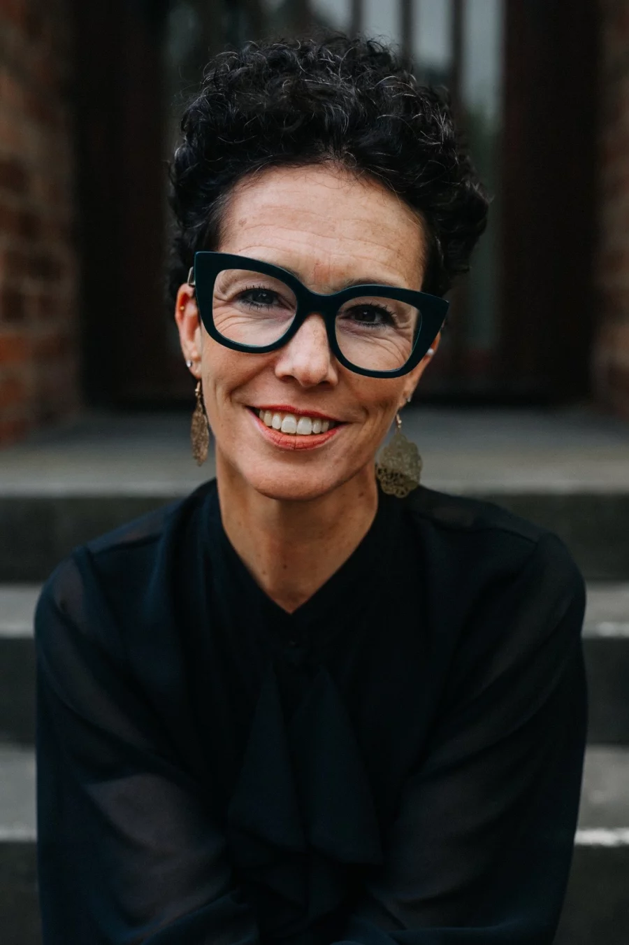 Anna Sophia Baumgart trägt eine schwarze Brille und lächelt freundlich in die Kanmera (Portaitfoto). | Copyright: privat