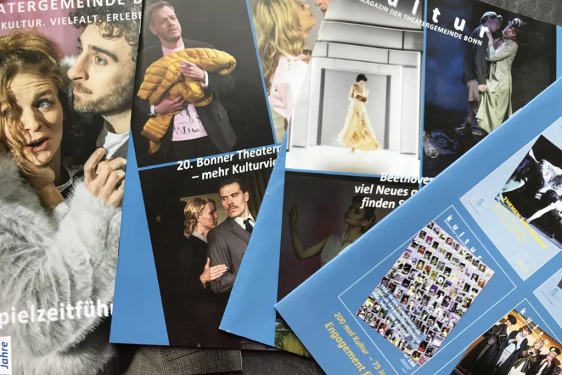 Verschiedene Ausgaben der kultur | © Michaela Wurzer