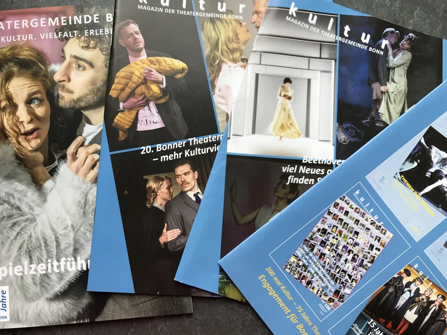 Verschiedene Ausgaben der kultur | © Michaela Wurzer