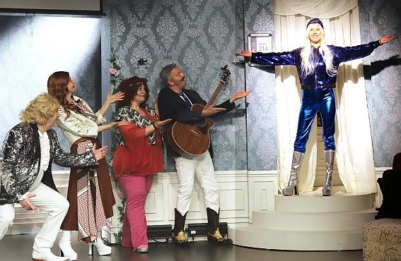 S.O.S. im Paradies - Ensemble beim Auftritt als "ABBA" | © Contra-Kreis-Theater