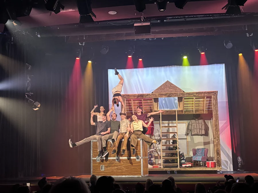 Die Künstler*innen sitzen vergnügt in ihrem Dachboden, während eine kopfüber auf den Köpfen turnt. | Copyright: GOP Variete Theater
