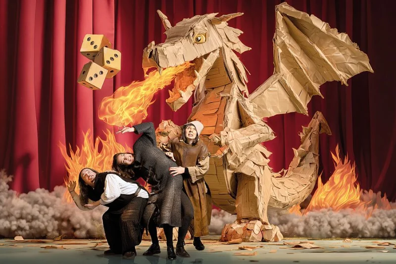 Dreierpasch, Szenenbild mit Drachenfigur | © Volker Ohl
