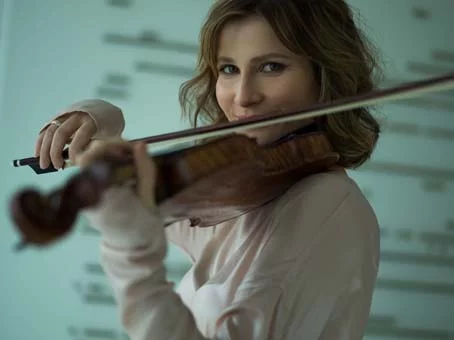 Lisa Batiashvili mit Geige | © Chris Singer
