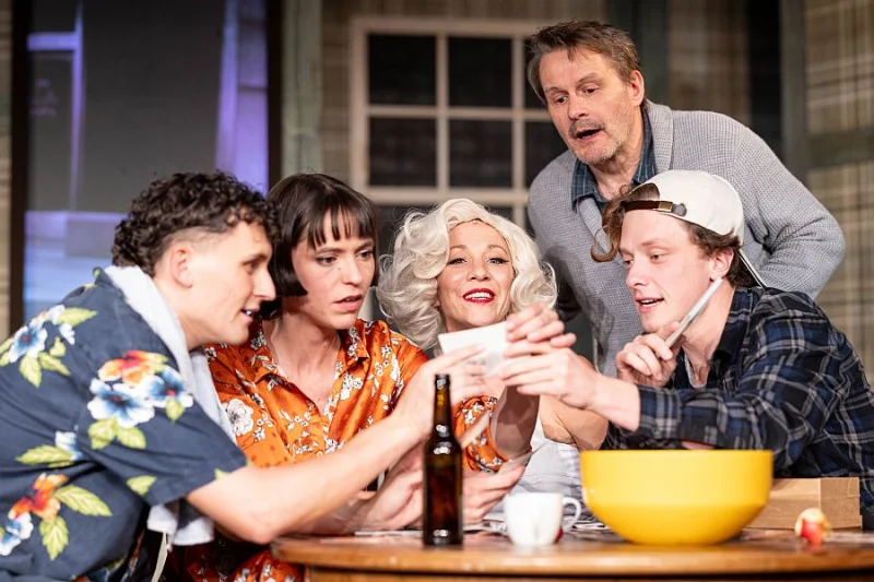 Marilyn & Ich, Szenenbild mit Ensemble am Tisch | © Kleines Theater Bonn