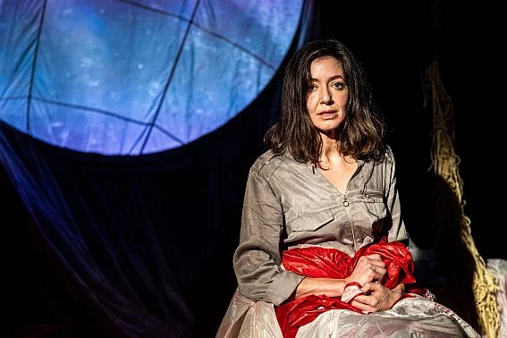 Schwester von ...; Szene mit der Darstellerin Anna Möbus | © Patric Prager
