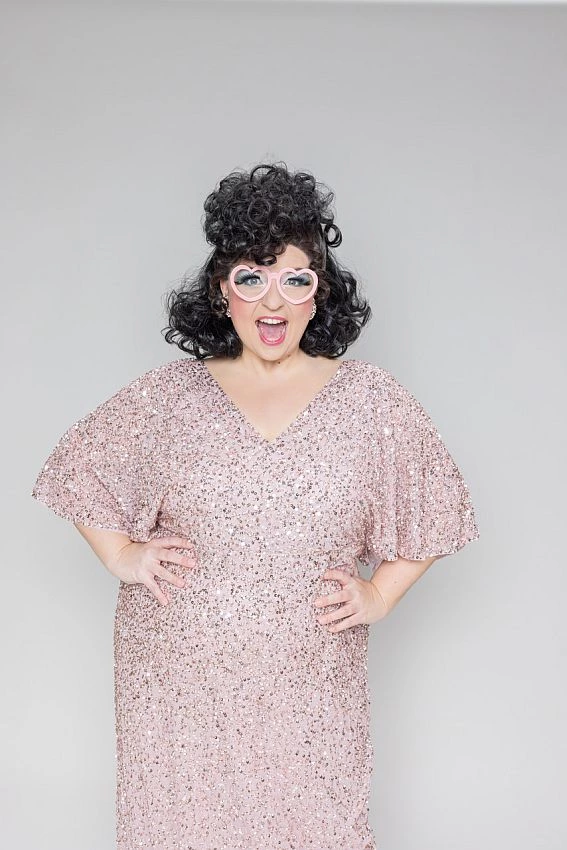 Stephanie Lamm. Beschreibung: Die Darstellerin im rosafarbenen Paillettenkleid. | © Malentes Theater Palast, 2025/2026