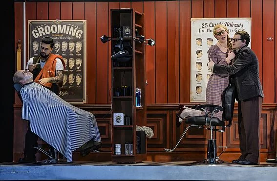 Der Barbier von Sevilla. Szene im Barbershop. | © Bettina Stoess