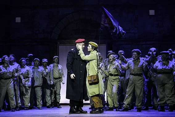 Otello: Szene mit Otello und Desdemona, Soldaten (Ensemble) im Hintergrund | © Bettina Stoess