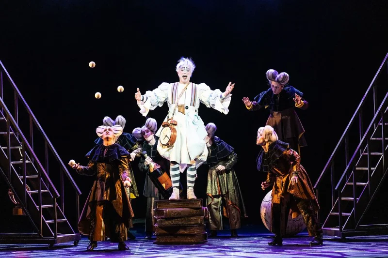 Die Zauberflöte, Szene mit Papageno in der Mitte und weiteren Darstellern | © Matthias Jung